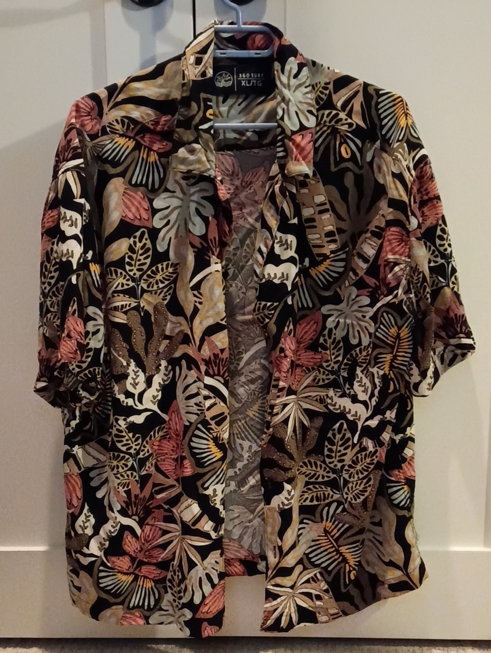 Tropical Print Short-Sleeve Button Up 🖤💗